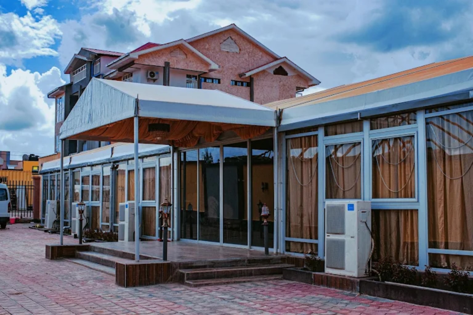 Salle Chapiteau de Kolwezi, lieu du mariage de Daniel Kulita et Rebecca Kasang